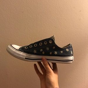 Custom Daisy Converse all-stars